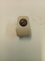 bouton de vitre collé